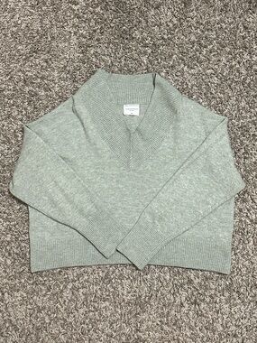 Women's V-Neck Cropped Sweater in Sage Green